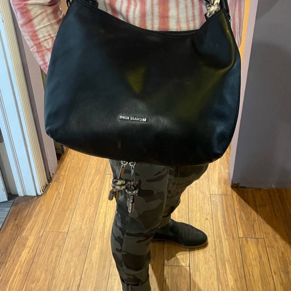 Michael Kors leather bag with matching wallet set. Cute bag for any occasion. - Picture 9 of 16